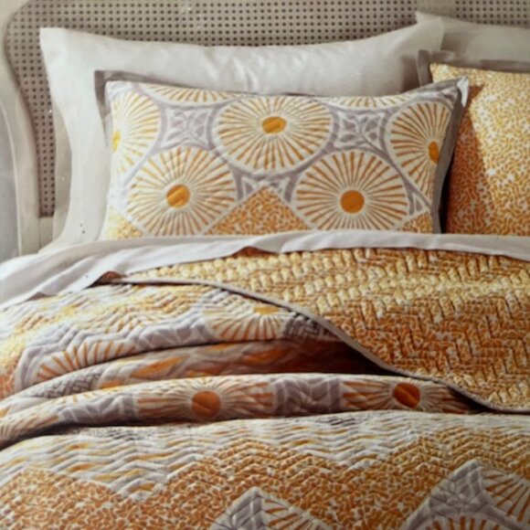 Sunnyside 3-Piece Reversible Quilt Set – new - Picture 2 of 9